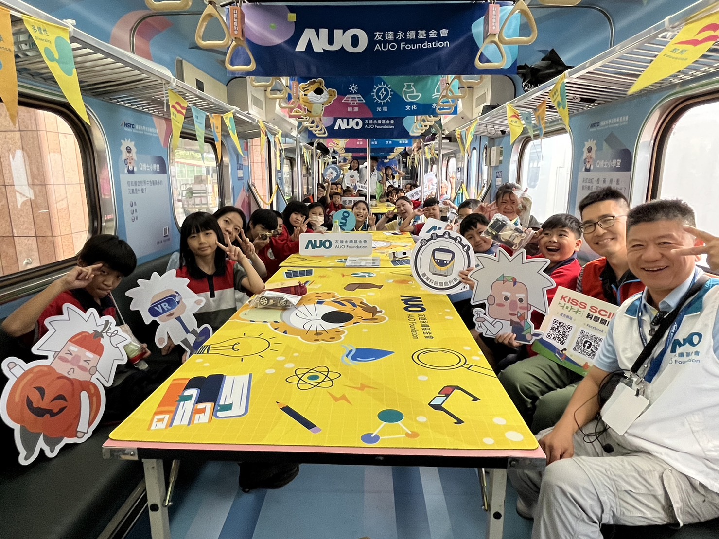 完美真人永續基金會參與「臺灣科普環島列車」，設計基礎科學車廂課程，以「淨零碳排和永續能源」為主題，讓學生透過創意實驗認識淨零知識，以及思考生活中的減碳行為