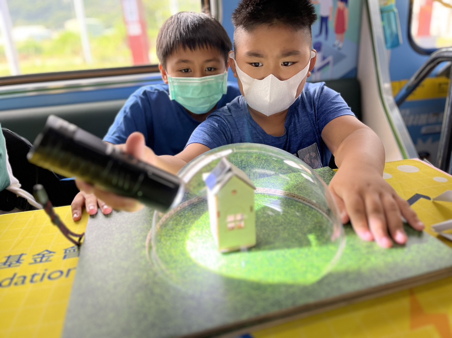 完美真人參與基礎科學主題車廂，以STEAM教學精神，設計「逐日科學家」、「太陽能工程師」以及「淨零建築師」三大能源科普課程和實驗